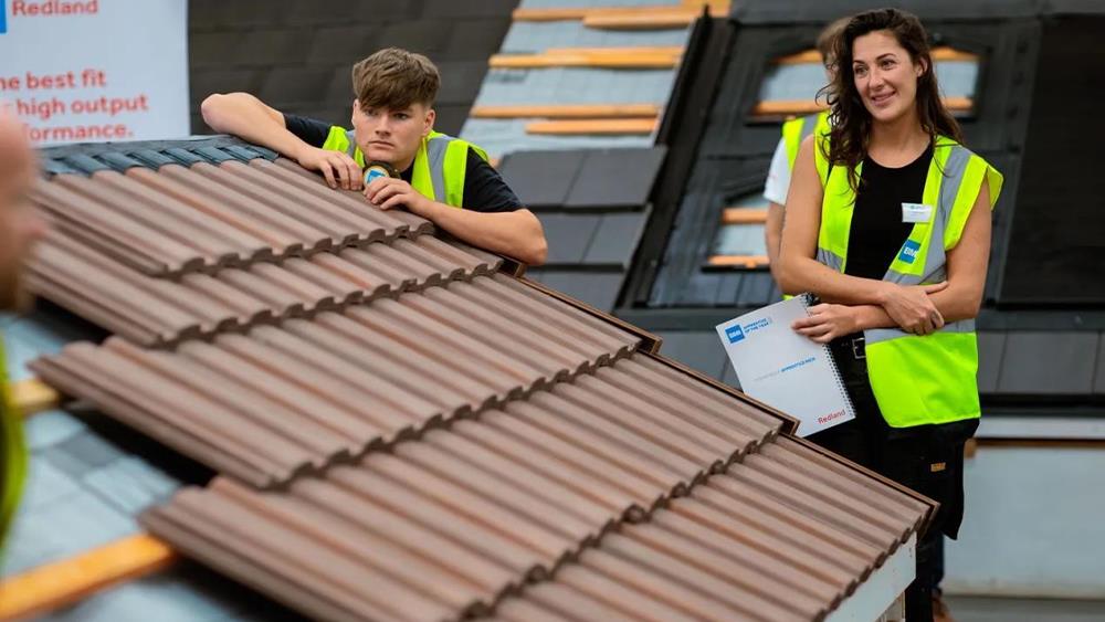 Roofing apprentices demonstrate resilience against mental and physical pressure at work image
