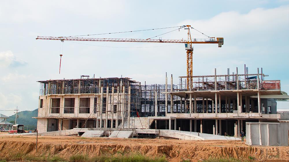 Construction contract awards plummet for second consecutive month, report shows image