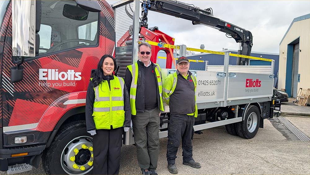 Elliotts trials specialist 13.5T crane lorry image