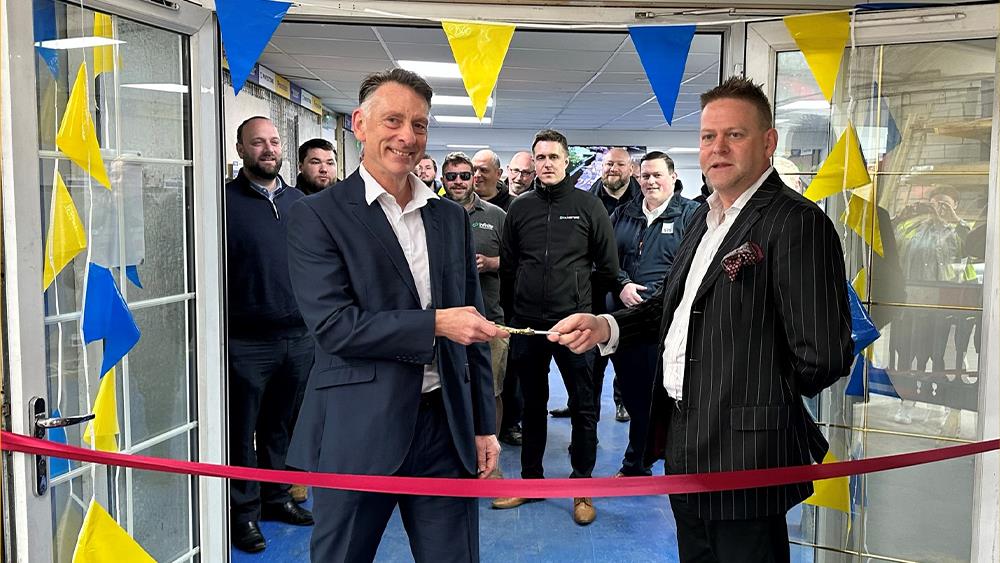 Laker opens a new indoor paving showroom image